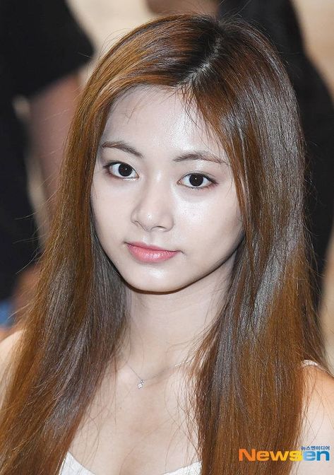 Tzuyu Tan Skin, Kpop Idols In Real Life, Tzuyu No Makeup, Tzuyu Without Makeup, Kpop Idols Without Makeup, Korean Hairstyles For Short Hair, Tzuyu Cute, Aesthetic Kdrama, Baby Pageant Dresses