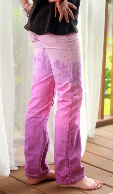 Dip dyed jeans. Upcycle thrift store pants with a dyed ombre effect. Dyed Jeans, Ombre Jeans, Rit Dye, Dye Jeans, Diy Ombre, Thrift Store Crafts, Dip Dyed, Upcycled Clothing, Diy Clothing