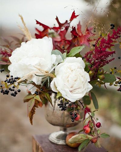 10 Fabulous Flowers to Pick This Month | Grow Beautifully Christmas Floral Arrangements, Homes Interior, Fall Arrangements, Decoration Garden, Barn Homes, Deco Floral, Fall Centerpiece, Pole Barn, Christmas Floral