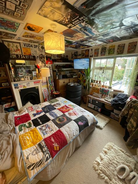 90s Style Bedroom Ideas, Horizontal Room Design, Unique Storage Ideas Bedroom, Cool Unique Room Ideas, Rock Band Room Ideas, Bedroom Inspirations Four Poster Bed, Ambient Room Aesthetic, Blanket On Ceiling, Bedroom Grunge 90s