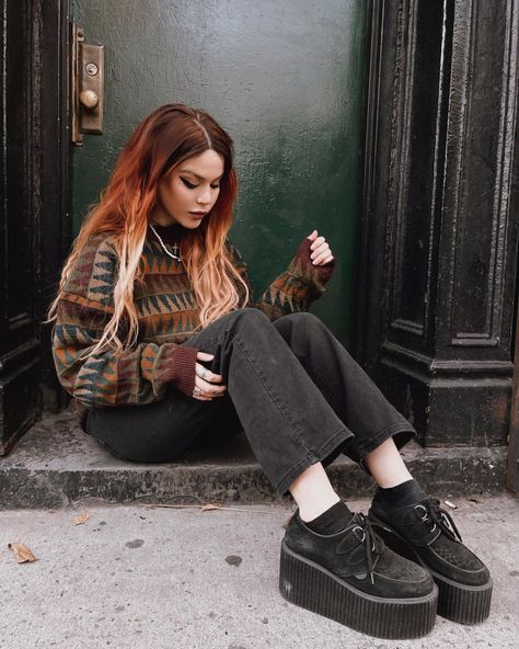 Grandpa Sweater Outfit, Grunge Fall Outfits, Fem Style, Luanna Perez, Look Grunge, Dark Academy, Sweater Outfits Fall, Dark Grunge, Vintage Outfit