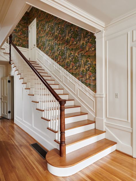 Colonial Staircase Entryway, Colonial Staircase, Colonial Revival Interior, Staircase Wallpaper, Stair Paneling, Countryside Cottage, Modern Colonial, Open Staircase, Modern Stairs