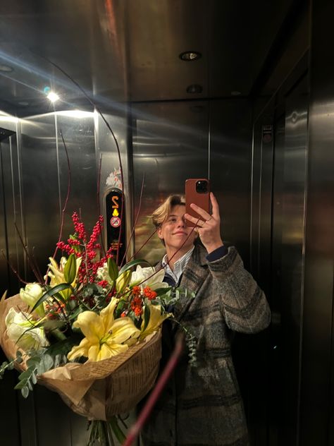 Guy Holding Flowers Aesthetic, Boyfriend Giving Flowers To Girlfriend, Men Holding Flowers, Guy Holding Flowers, Holding Flowers Pose, Man Holding Flowers, Flowers For Girlfriend, Starboy Aesthetic, Flower Men