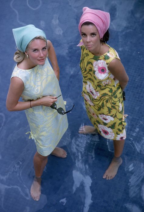 Wendy Vanderbilt (right) and another woman wearing Lilly Pulitzer dresses in Palm Beach. Photographed by Slim Aarons in January of 1964 Slim Aarons Photos, Slim Aarons Photography, Slim Aaron, Palm Beach Style, Vintage Lilly Pulitzer, Slim Aarons, Retro Mode, 1960s Fashion, Moda Vintage