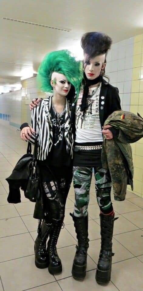 Goth Couple, Goth 80s, Deathrock Fashion, Goth Outfit Ideas, Punk Woman, Disco Glam, Goth Subculture, Mohawks, Arte Punk