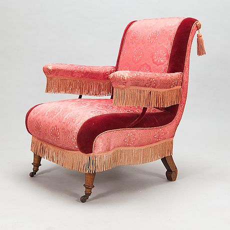 A 1920's armchair. - Bukowskis Skirted Sofa, Window Cushion, Classic Armchair, New Farm, Mid Century Chair, Chairs Armchairs, Sofa Chair, Cool Furniture, Soft Furnishings