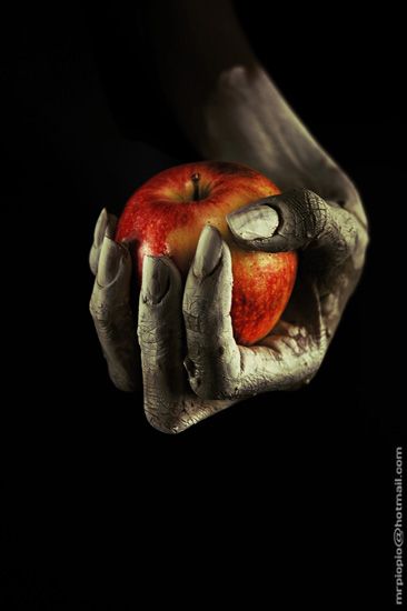 Poison Apples, Fruit Photography, Dark Fairy, Desenho Tattoo, Witchy Woman, + Core + Aesthetic, Folk Tales, The Villain, Grimm