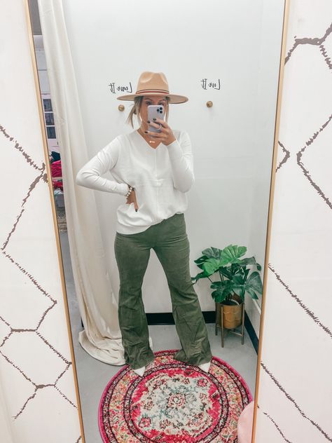 Olive Flare Pants Outfit, Corduroy Flare Pants, Pants Cream, Fall Trends Outfits, Outfit Trends, Cream Sweater, Trends 2022, Fall Style, Fall Outfit