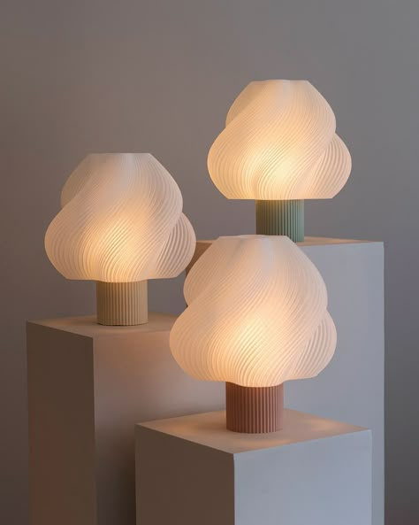 Crème Atelier’s ice cream-inspired Soft Serve Lamp, three of them placed at different heights. 3d Printed Furniture, Cute Lamp, Lamp Cute, Drukarka 3d, 3d Lamp, Steel Columns, All Of The Lights, Local Furniture, Led Strip Lights