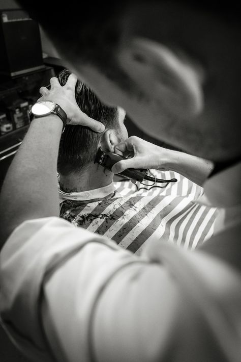 Knip Barber Photoshoot Ideas, Barber Social Media, Barber Shop Photography, Barbershop Photoshoot, Quotes Hairstylist, Groomsmen Photoshoot, Barber Photoshoot, Barber Aesthetic, Barber Branding