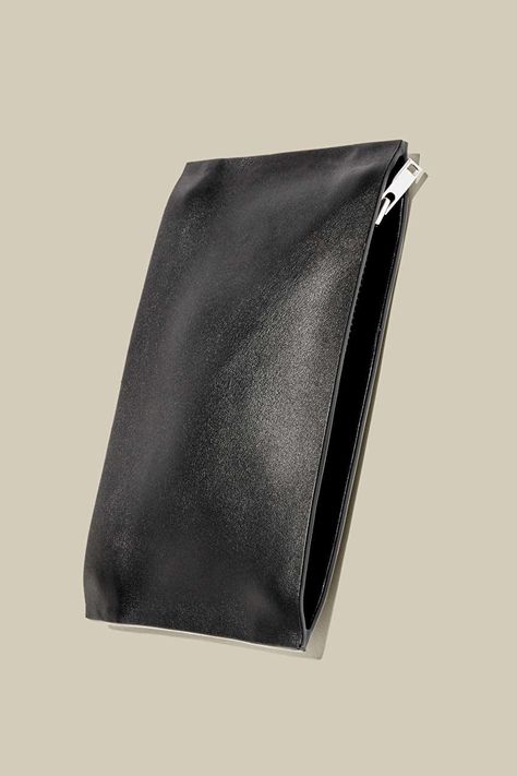 Leather Craft Tools, Design Wardrobe, Mens Travel, Modern Accessories, Bag Makeup, Designer Wallets, Mens Leather Bag, Men's Bags, Leather Work