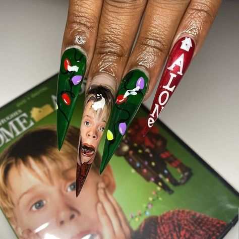 Home Alone Nails, Ugly Christmas Nails, Christmas Movie Nails, Photo Ideas Instagram Home, Christmas Character Nails, Merry Christmas Nails, Elf Nails, Christmas Nails Designs, Diy Christmas Nail Art