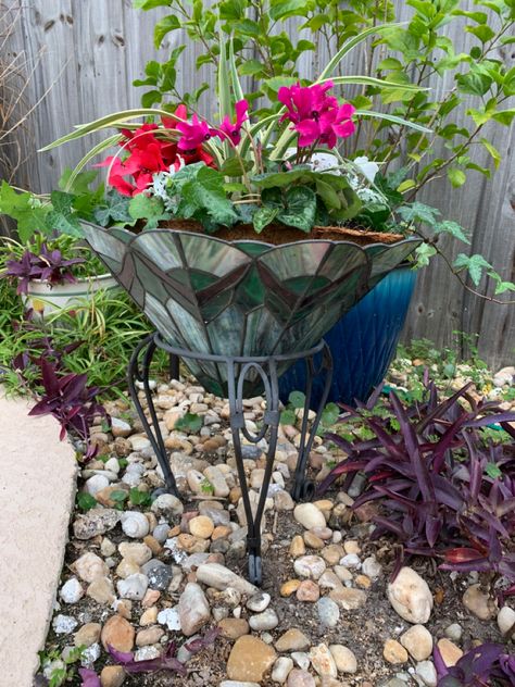 Repurposed old tiffany lamp shade into a beautiful planter. Gardening Design Diy, Diy Planters Outdoor, Tiffany Lamp Shade, Recycled Garden Art, Garden Fence Art, Stained Glass Lamp Shades, Creative Planter, Garden Workshops, Small Patio Garden