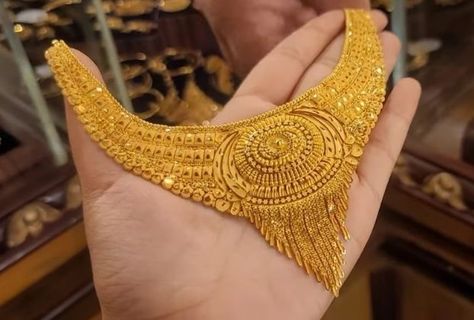 5 Best Gold Necklace Designs in 25 Grams with Price Tanishq Gold Necklace Design, Pretty Gold Necklaces, Craft Cart, 22k Gold Necklace, Bridal Necklace Designs, Gold Bridal Necklace, Gold Jewellry, New Gold Jewellery Designs, Modern Gold Jewelry