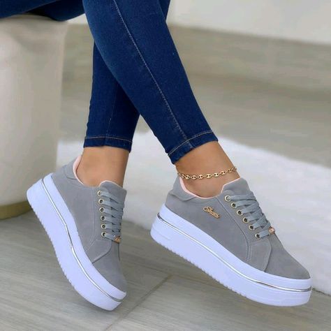 Sneaker Accessories, Sneaker Aesthetic, Girly Sneakers, Sneakers Head, Sports Shoes For Girls, Casual Shoes Women Sneakers, Sneaker Heads, Pretty Sneakers, Pretty Shoes Sneakers