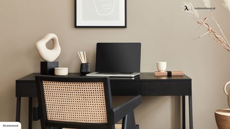 Black Desk Ideas Bedroom, Black Office Desk Ideas, Black Desk Decor Ideas Home Office, Black Desk In Bedroom, Black Desk Bedroom, Black Desk Aesthetic Ideas, Black Desk Decor Ideas Aesthetic, Black Furniture Home Decor, Black And Neutral Office