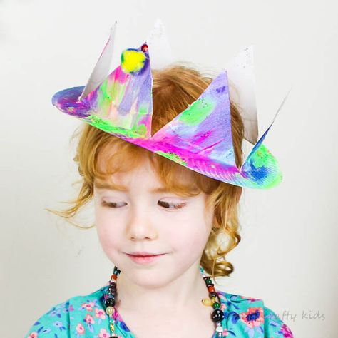 Arty Crafty Kids | Easy Paper Plate Party Hats | A fabulous Christmas or New Years Eve party Craft for kids using paper plates! Learn how to transform a paper plates into party hats using our two designs! Preschool Hats To Make, Paper Plate Hats, Party Hat Craft, Dinosaur Food, Food Tacos, Easy Preschool Crafts, New Years Hat, Fun Plates, Holiday Hats