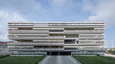 East Parking Building of Sanya Phoenix International Airport / Jing Studio Parking Ramp, Urban Spaces Design, Parking Building, Parking Solutions, Facade Material, Parking Design, Building Facade, Sanya, Construction Process