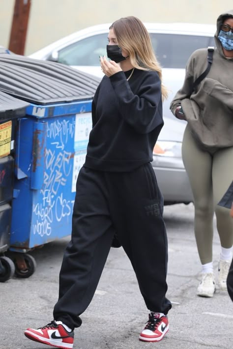 Hailey Bieber Shoes Nike, Hailey Baldwin Sweatpants, Hailey Bieber Sweatpants Outfit, Chicago Dunks Outfit, Hailey Bieber Sweatshirt, Alexander Wang Sweatsuit, Sweatpants Street Style, Hailey Baldwin Street Style, Hailey Bieber Outfits