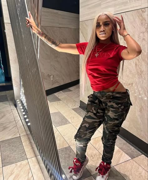 Baddie Outfits Designer, Designer Baddie Outfits, Bnb Outfits, Designer Shoes Outfit Black Women, Lavin Outfit Black Women, Lavin Outfit, Thong Jeans Outfit, Tomboy Outfit, Throwing Fits