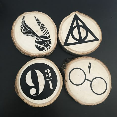 Harry Potter Wood Ornaments, Harry Potter Coasters Diy, Harry Potter Coasters, Hardy Potter, Wooden Ornaments Diy, Potters Clay, Harry Potter Nursery, Christmas Memes, Harry Potter Christmas