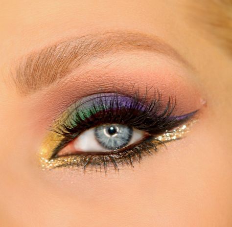 Mardi Gras Eye Makeup, Party Makeup Green Eyes, Gold Glitter Eye Makeup, Mardi Gras Makeup, Mardi Gras Nails, Exotic Makeup, Dark Circles Makeup, 2019 Nails, Dark Eye Makeup