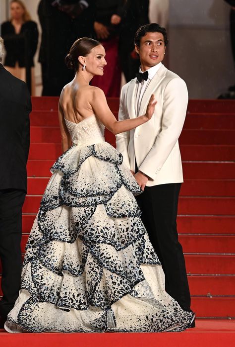 Natalie Portman Re-Creates Dior's Junon Dress at Cannes | POPSUGAR Fashion Natalie Portman Red Carpet, Natalie Portman Dior, May December, Charles Melton, Dior Gown, Constance Wu, Cannes Red Carpet, Famous Dress, Dior Dress