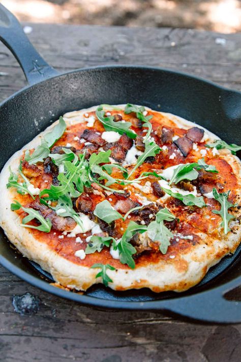 Camping Pizza, Easy Camping Food, Campfire Pizza, Bacon Dates, Dutch Oven Camping Recipes, Camping Food List, Cast Iron Pizza, Best Camping Meals, Camping Hacks Food