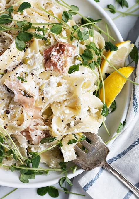 Lemon Ricotta Pasta with Prosciutto and Pea Shoots - This bright and fresh lemon ricotta pasta uses a lemon ricotta sauce, bits of salty prosciutto and fresh, green pea shoots. Pasta With Prosciutto, Asparagus And Prosciutto, Recipe With Asparagus, Ricotta Prosciutto, Lemon Ricotta Pasta, Pasta Seasoning, Prosciutto Pasta, Pasta With Peas, Pea Shoots