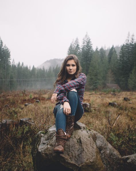 the outdoors are the best doors. @hannah-hearts-giraffes Spiritual Photography, Portraits Women, Autumn Woman, Winter Portraits, Photographs Ideas, Photography Portraits, Outdoor Portraits, Outdoor Photoshoot, Portrait Photography Poses