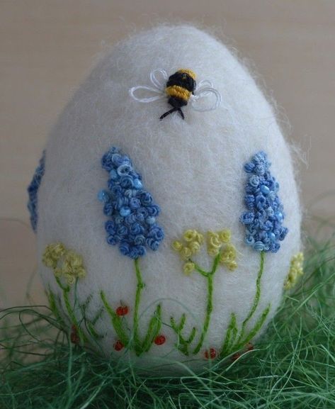 Needle Felted Easter Eggs made my Favourite way! – Felting Easter Table Decor Ideas, Crochet Patterns Easter, Felted Easter Eggs, Felted Eggs, Felt Easter Crafts, Needle Felted Easter, Tovad Ull, White Egg, Felted Soap