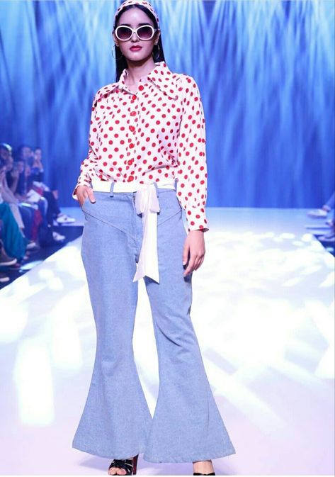 Theme 90s, Polka dotted shirt with bell bottom jeans. Presented at BOMBAY TIMES FASHION WEEK 2019. by Ravi Ranjan. Retro Outfits 80s Style Indian, Retro Style Outfits Indian, 70s Indian Fashion, Indian Retro Outfits For Women, Retro Outfits 90s Women Party, Retro Theme Outfit Women, 90s Fashion Bollywood, Retro Theme Outfit, Retro Look Bollywood Indian