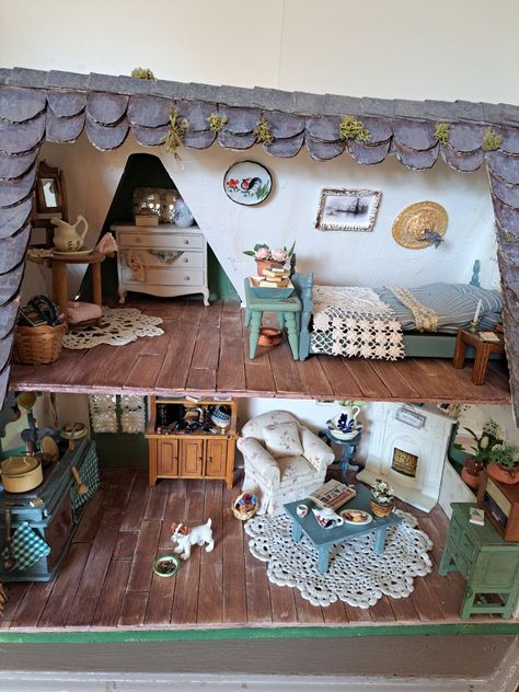 Sylvanian Families House Makeover, Cottage Concept Art, Gunpla Diorama, Sylvanian Families House, Dolly House, Cardboard Dollhouse, Frog House, Calico Critters Families, Mouse House