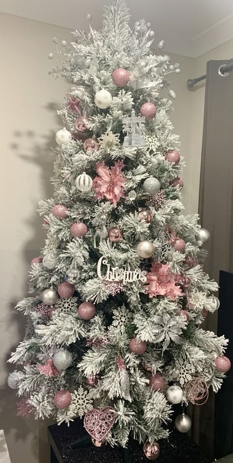 White And Pink Christmas Tree, White And Pink Christmas, Pink Christmas Tree Decorations, Glam Christmas Tree, Rose Gold Christmas Decorations, White Christmas Tree Decorations, Gold Christmas Tree Decorations, Silver Christmas Decorations, Christmas Tree Decorating Themes