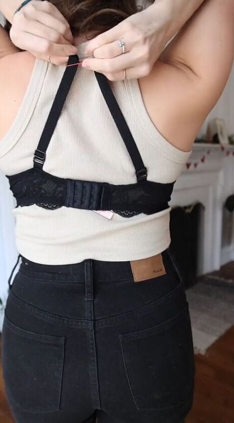 Grab a paperclip for this bra hack. This guide shares an easy way to hide your bra straps this summer. Diy Bra Straps, Paper Lips, Wardrobe Hacks, Fix Bra, Bra Strap Clip, Hide Bra Straps, Bra Strap Holder, Old Bras, Clothes Hacks