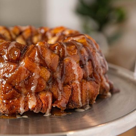 Cinnamon Roll Monkey Bread (w/refrigerated rolls!) [VIDEO] - Dinner, then Dessert Instapot Breakfast, Gorilla Bread, Pecan Monkey Bread, Apple Monkey Bread, Cinnamon Streusel Muffins, Instant Pots, Cinnamon Roll Monkey Bread, Monkey Bread Recipe, Dinner Then Dessert