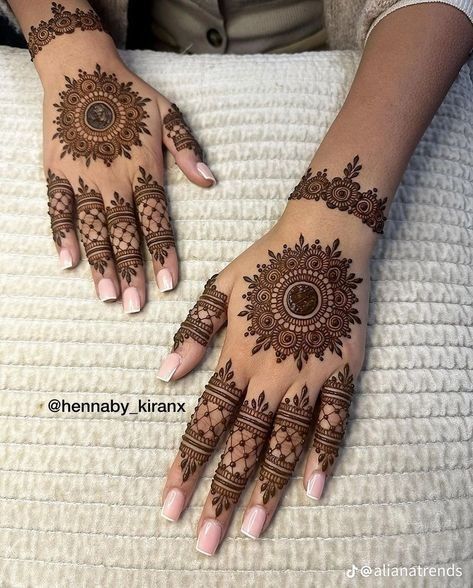 Mehndi On Back Hand, Mehandi Designs On Back Hand, Mehandi Designs Both Hands, Heena Mehendi Designs Back Hand Simple, Backside Mehendi Design Simple, Mhendi Design For Rakshabandhan, Backside Mehandi Design, Mehndi Design Wedding, Teej Mehndi Designs Simple