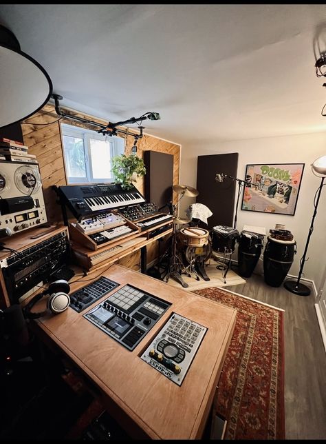 Home Drum Studio, Home Recording Studio Desk, Basement Music Studio, Bedroom Recording Studio, Bedroom Music Studio, Home Studio Desk, Office Room Design, Music Room Design, Music Desk