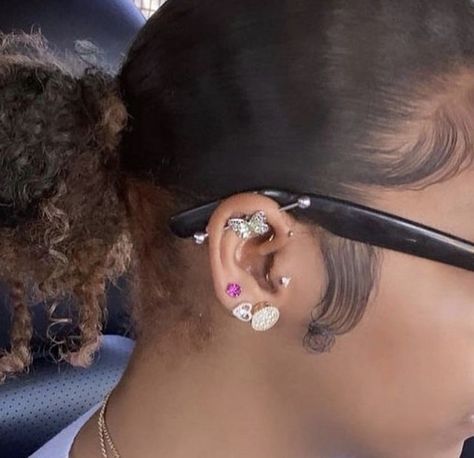 Ear Piercing Ideas Black Women, Cameron Core, Cute Industrial Piercing, Ear Piercing Combinations, Industrial Piercings, Pretty Piercings, Ear Piercings Industrial, Different Ear Piercings, Cute Hand Tattoos