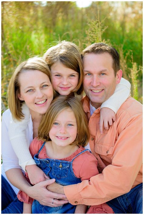 Family Of Four Poses, Family Of 4 Picture Poses, Family Photo Studio, Summer Family Pictures, Cute Family Pictures, Large Family Photos, Cute Family Photos, Family Photoshoot Poses, Fall Family Portraits