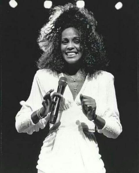 Whitney Houston Whitney Houston Singing, Whitney Houston Young, The Greatest Love Of All, Greatest Love Of All, Cissy Houston, Whitney Houston Pictures, Divas Pop, The Greatest Love, Greatest Love