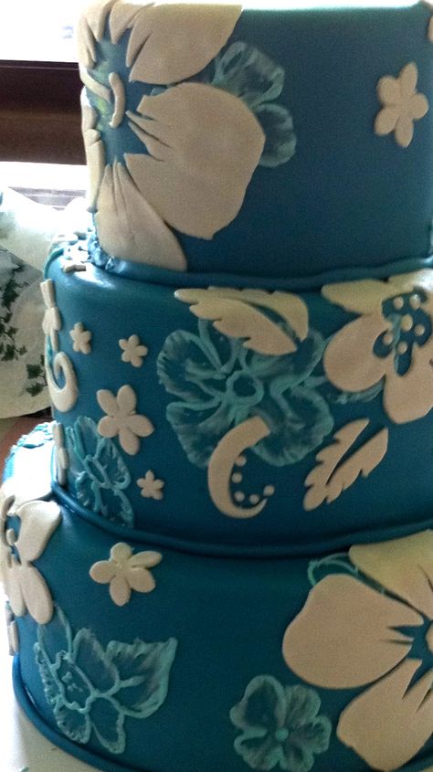 Hibiscus Flower Cake, Hawaiian Birthday Cakes, Hibiscus Cake, Tropical Birthday Cake, Chihiro Cosplay, Summer Birthday Cake, Birthday Cale, 17th Birthday Ideas, Luau Birthday Party