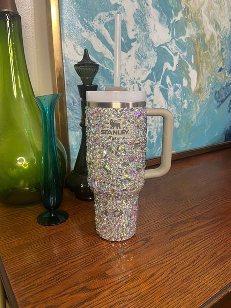 Trendy Water Bottles, Belly Button Piercing Jewelry, Rhinestone Cups, Disney Cups, Rhinestone Projects, Bling Crafts, Stanley Quencher, Cute Cups, Fun Cup