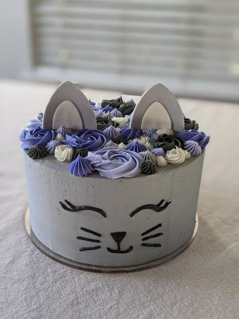 Cat Cakes, Kitten Birthday Party, Birthday Cake For Cat, Cat Themed Birthday Party, Kitten Birthday, Cat Birthday Party, Animal Cakes, Cat Cake, Cute Birthday Cakes