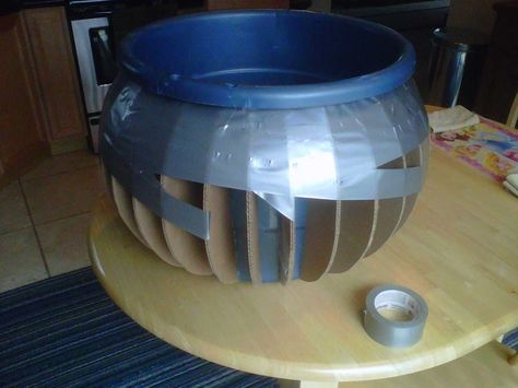 How to make a Large Cauldron. This is one of the best tutorials on a DIY cauldron I've came across! Diy Cauldron, Large Cauldron, Halloween Fest, Casa Halloween, Witch Diy, Adornos Halloween, Halloween Yard, Theme Halloween, Harry Potter Party