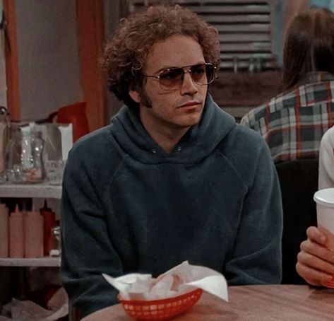 Steven Hyde Outfit, That 70s Show Pfp, Hyde That 70s Show Aesthetic, That 70s Show Water Tower, Steven Hyde, That 70s Show Steven Hyde, Hyde That 70s Show, That 70s Show Aesthetic, 70’s Aesthetic