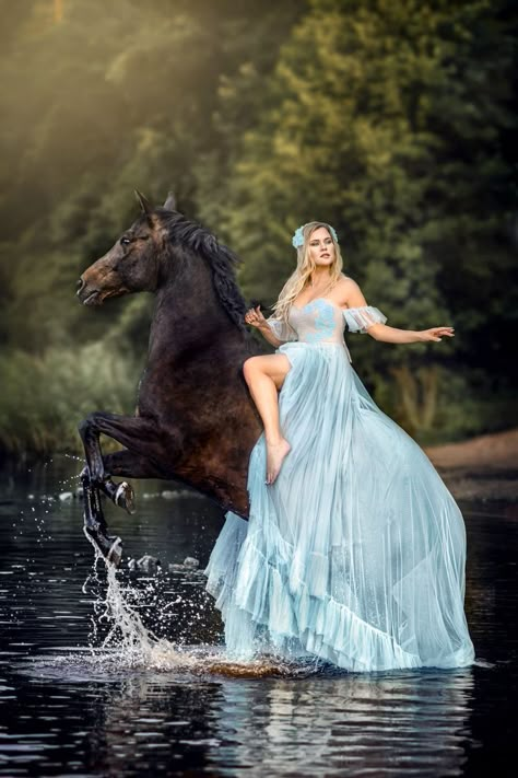 Light Blue Quinceanera Ideas, Horse Photo Shoot, Ball Gowns Fantasy, Horse Photoshoot Ideas, Woman Riding Horse, Horse Photography Poses, Abstract Horse Art, Fairytale Photoshoot, Beautiful Ball