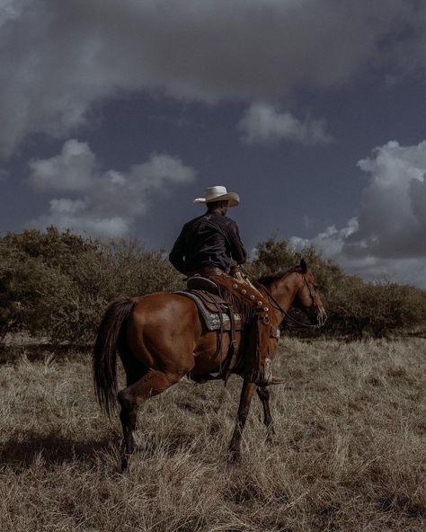 Where Did You Sleep Last Night, Cowboy Photography, Hard Photo, Vase Ideas, Cowboy Ranch, Cowboy Pictures, Rodeo Cowboys, Western Artwork, Cowboy Aesthetic