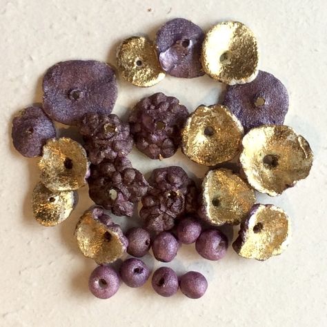 papier mâché beads - impressions from natural forms, painted, gilded, varnished - ready to be made into jewellery. https://www.facebook.com/hilarybravojewellery/photos/ms.c.eJxFjkESxDAIw37UgYAB~;~;9jTeiGvWpkgZosCMqZ4aQ9ukFR4SZgIi~_wapBj~_GfE38gwmsoA6AFyo8XQMyGkAUWSzAVnXcBsUGMg96QK~;gMq2NGlxmuEnsm~_NYZ1I~_9EKnqCuZLoqMWA1Q3B~;KHfH~;EC5GY6JQ~-~-.bps.a.1301860663162845.1073741861.304247449590843/1302891383059773/?type=3&theater Paper Artsy, Paper Mache Clay, Paper Mache Crafts, Flower Molding, Papel Mache, Paper Jewelry, Beads Diy, Paper Clay, Shell Crafts