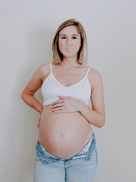 Bubblegum Maternity Photo, Ready To Pop Maternity Photo, Grunge Maternity, Couple Pregnancy Pictures, Photo Bubbles, Spring Shoot, Spring Maternity, Ready To Pop, Maternity Photoshoot